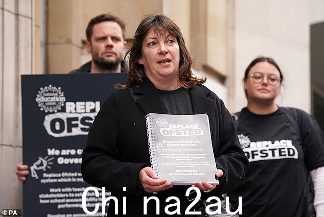 全国教育联盟 (NEU) 副秘书长 Niamh Sweeney 和联盟成员向位于伦敦市中心威斯敏斯特的教育部递交了一份请愿书,该请愿书已有 45,000 人签名