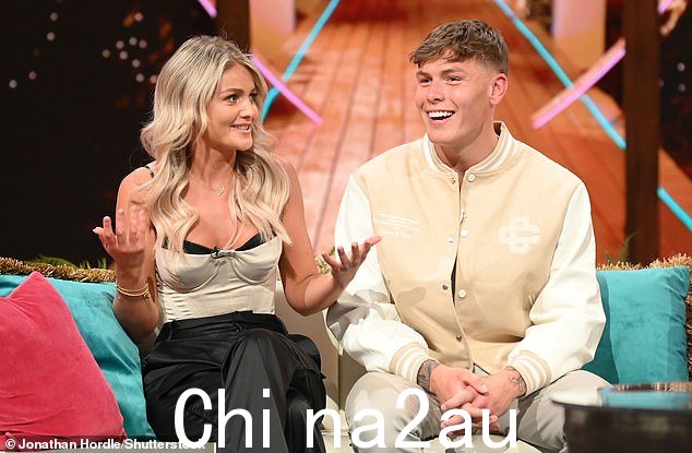 短期任职:他在仅仅花了 si 后就被 Claudia Fogarty 甩了x days in the South African villa