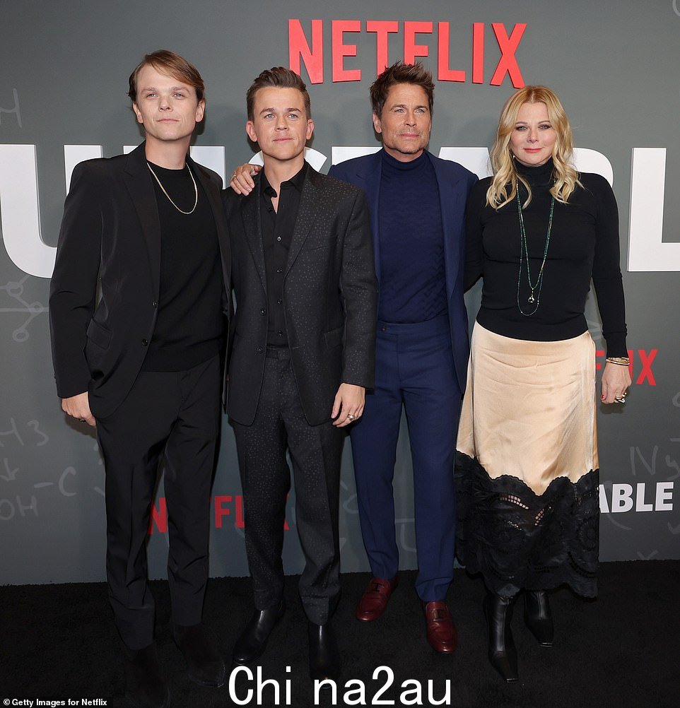 全家福!与 Brat Packer 结婚 31 年的妻子 - 珠宝设计师 Sheryl Berkoff Lowe - 以及他 30 岁的儿子 Matthew Edward Lowe