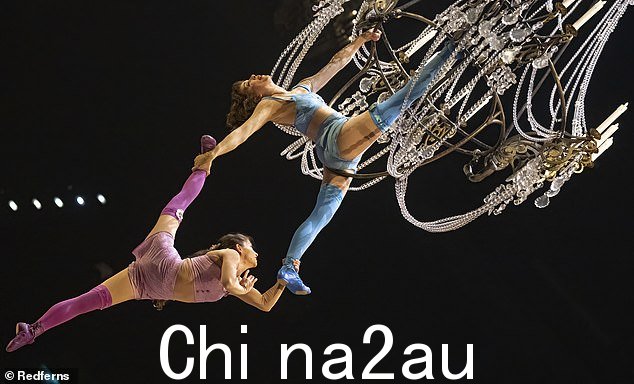两个世界的故事:'该节目将演员的激情与杂技演员的优雅和力量结合在一起,将观众带入一个有趣、喜剧和自发坐根据 Microsoft Theaters 网站