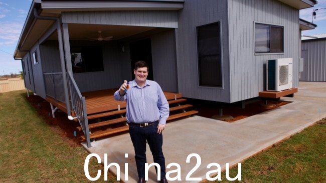Quilpie Council 首席执行官 Justin Hancock 在他六个月前搬进的新家外。由于那里的住房短缺,他刚开始工作时不得不住在一个退休村。图片:提供。 sizes=