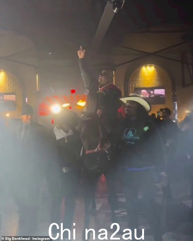 Vibes:在 The Bank 举行的庆典上,可以看到这位艺术家坐在马背上向人群展示它
