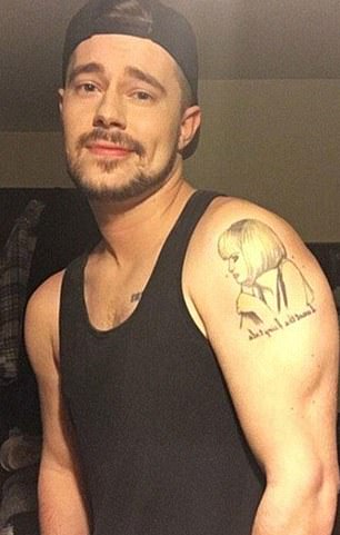 作为 Chris Crocker,Cara 经历了一个以男性化方式呈现的阶段