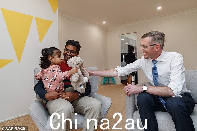 州长 Dominic Perrottet(右)周三在悉尼西部会见了 Quakers Hill 的首置业者 Arvind Ramakkrishnan 和女儿 Samirddhi