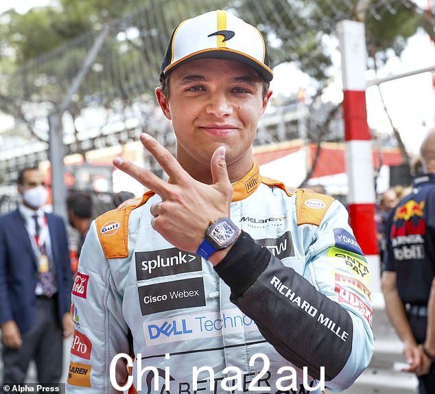 Lando Norris,如图所示,在 2020 年欧洲杯决赛后在温布利球场外被两名男子搭讪时,他正佩戴 Richard Mille 特别定制的时计。一个人锁住他的头,而另一个人偷走了手表,如图所示