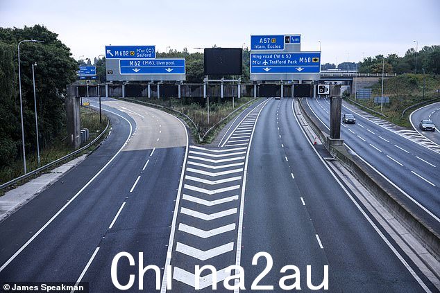伯纳姆先生说,当他意识到他通常离开 M62 的路口已经关闭并且“智能高速公路”将限速降低到 40 英里/小时时,他变得分心了。在返回威根的戈尔本 (Golborne) 的路上,他承认自己“开得太快了”(M60 和 M62 的档案照片)