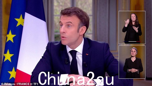 在视频中,可以看到马克龙在左手腕上戴着一块蓝色表面和黑色表带的手表,据法国信息报称,这是法国公司 Bell&Ross 的 BRV 1-92 型号,售价 2,100 英镑