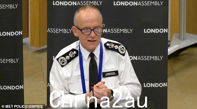 Mark Rowley 爵士在出席伦敦警务和犯罪委员会会议时向 Chehab 的受害者道歉今年 1 月的 mittee(如图)