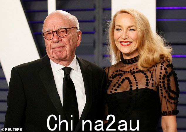 默多克精通所有调查。高级管理人员为他的祝福而活,整天都在想如何取悦他。收藏夹来来去去,往往以令人眼花缭乱的速度。图:默多克与前妻 Jerry Hall