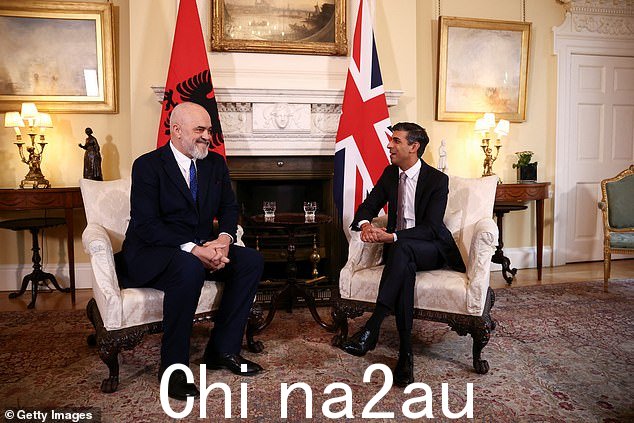 英国首相 Rishi Sunak 在 3 月 23 日的一次会议上与阿尔巴尼亚总理 Edi Rama(左)交谈