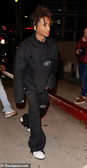 时尚出门:Jaden Smith 身穿黑色运动夹克和阔腿裤