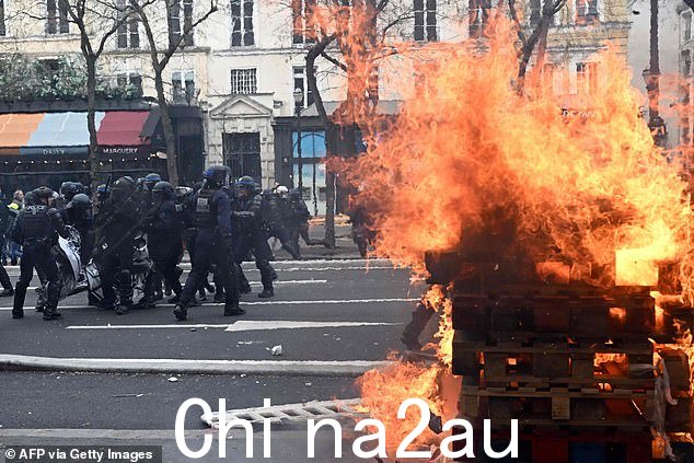 3 月 23 日,防暴警察在巴黎驱散示威者时发生火灾