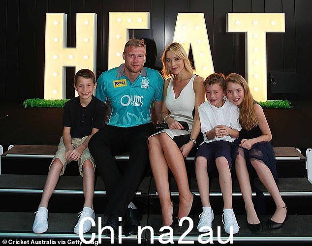 家人:据报道,Flintoff 的家人在他伤势恢复期间恳求他远离片场