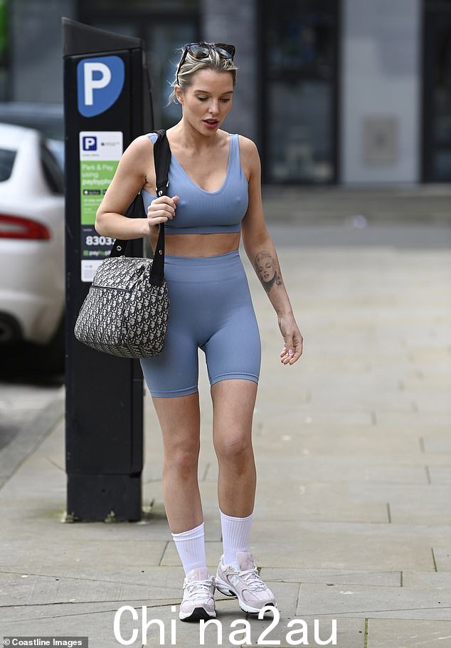 Athletic: The set featured a seamless sport bra and matching gym shorts - showing off her incredibly toned physique