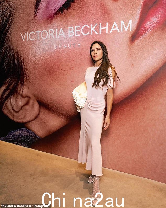 忙碌的蜜蜂:维多利亚在周四庆祝她的 Victoria Beckham Beauty EyeWear 发布,因为她穿上了一件漂亮的粉红色连衣裙
