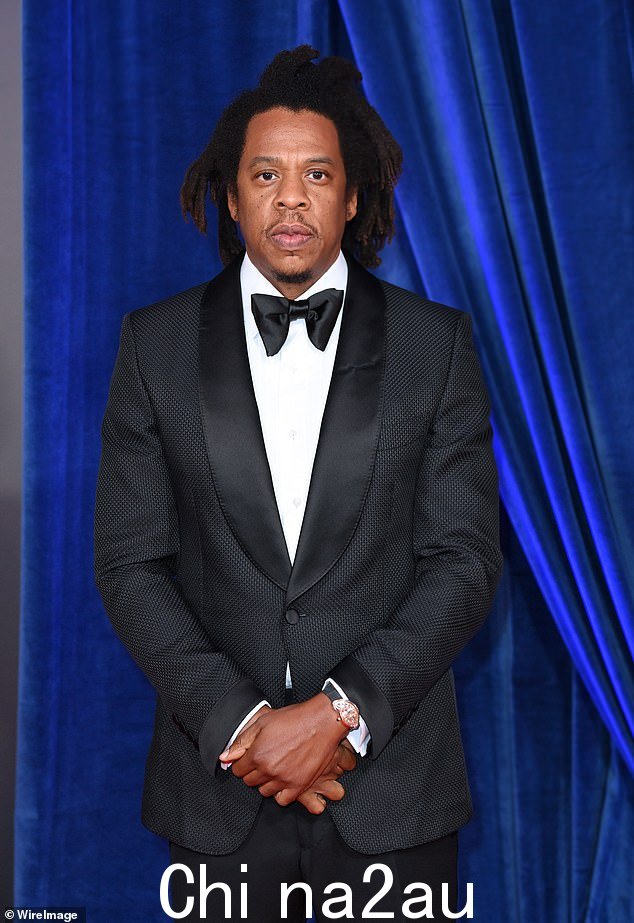 世界之巅:据福布斯报道,Jay-Z 在将他在 D'Ussé Cognac 的 50% 股权出售给二月份的百加得。他巩固了自己作为世界上最富有的说唱歌手的头衔。 2021 年 10 月在伦敦看到