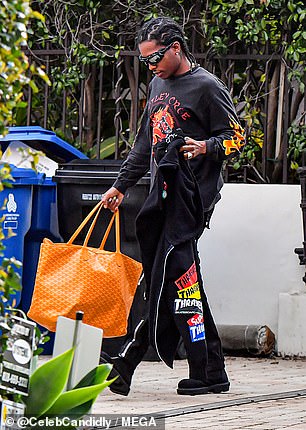 目前尚不清楚据报道,当这名男子走近他们家时,法定姓名为 Rakim Athelaston Mayers 的 Rocky 或 Rihanna 是否在家