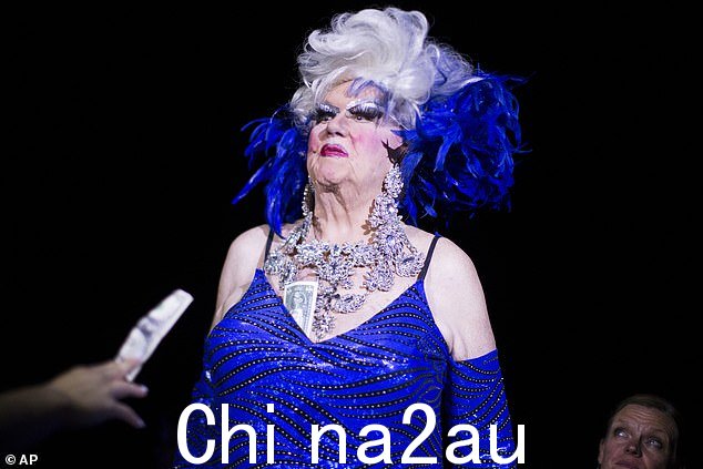 传奇演员:老沃尔特·W·科尔 (Walter W. Cole, Sr.) 的变装角色达塞尔十五世 (Darcelle XV) 周四因自然原因去世,享年 92 岁,根据她俱乐部的 Facebook 帖子。她是最年长的变装皇后;出现于 2019 年
