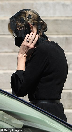 她在摩纳哥大教堂为 Elizabeth-Ann De Massy 的葬礼佩戴了完全不同的戒指
