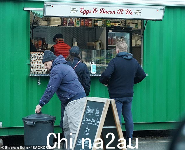 没有多余的装饰:莉莉,身价约 410 万英镑,和她一起愉快地在快餐店排队beau