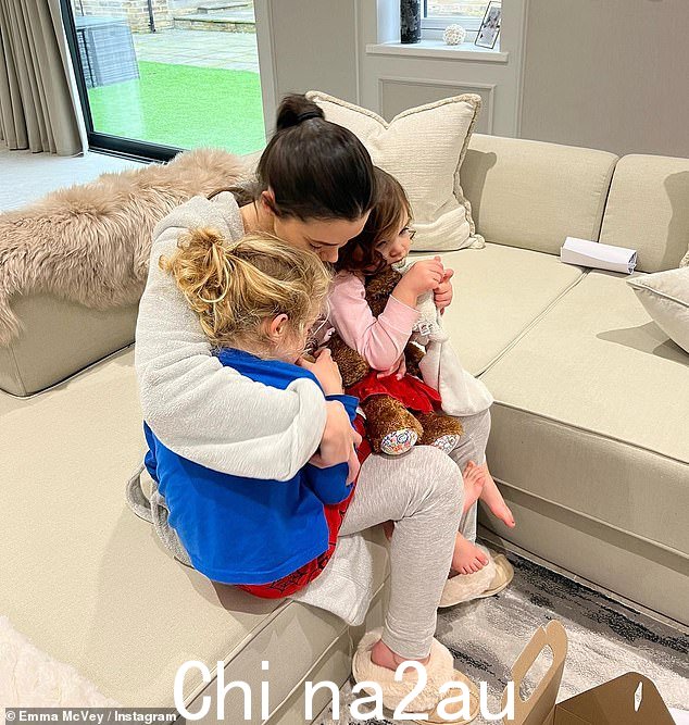 妈妈:这位溺爱孩子的妈妈与 Gaz 分享了五岁的 Chester 和三岁的 Primrose,她讲述了在她离开之前如何为她的孩子们准备了一次特别的寻宝活动医院,以便在她不在的情况下‘分散他们的注意力’” class=