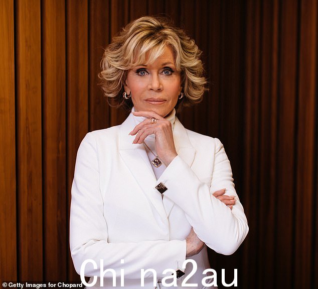 等待她的道歉:Fonda 解释了 Jennifer 的巨大戒指是如何留下它的印记的,告诉 Barrymore,'它划破了我的眼睛,我的眉毛。你知道,她从不道歉'