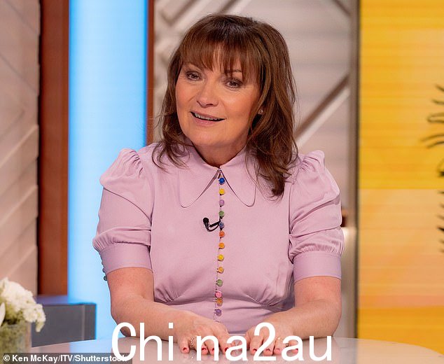 脸红:Lorraine Kelly 在周五与 Regé-Jean Page 调情时明显被留在衣领下