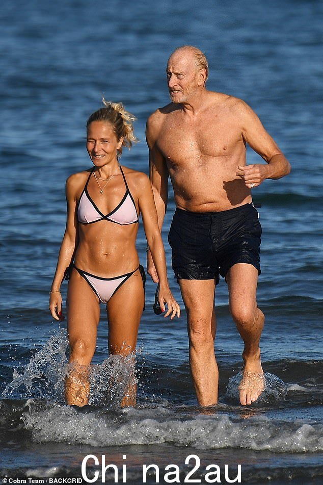 Charles Dance OBE 看起来令人难以置信,因为他和他的女朋友在威尼斯的海滩上被看到
