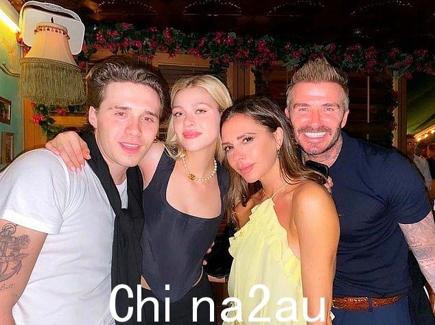在去年的一次采访中,布鲁克林与他的父母和妻子合影,他说:'我父母在我 23 岁时生了我。我现在 23 岁。我一直想早点结婚,我已经一直想要孩子,在我还年轻的时候和我的孩子一起长大。” class=