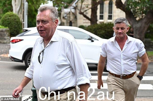 西澳大利亚亿万富翁交给向支持 Lane Cove 议员和私人朋友 Anthony Roberts(周六左图)的自由党选民分发肉馅饼