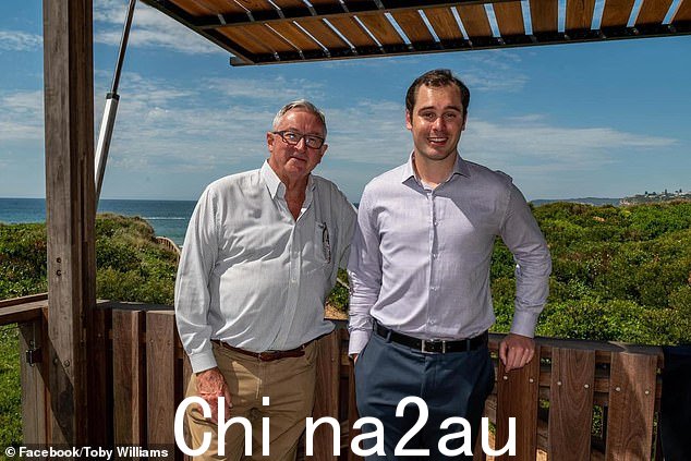 Wakehurst Toby Williams 的自由党候选人(与 Hazzard 先生合影)截至周六晚上 8 点已获得 33% 的选票