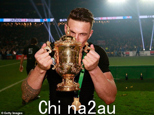 他在 All Blacks 赢得了 58 场比赛,在 2011 年和 2015 年举起了橄榄球世界杯(上图)