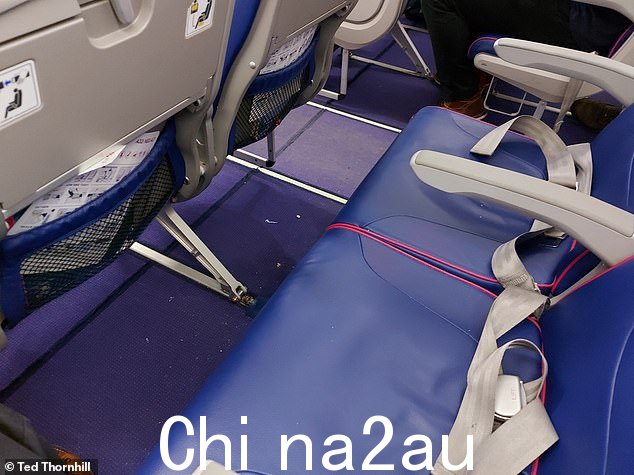 虽然'足够宽敞',但泰德说他的座位很硬,并推测在长途飞行中不会舒服