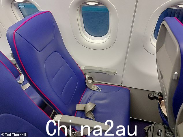 Ted 的 Wizz Air 座椅 - 2A。座椅“看起来很活泼”,Ted 说,并补充说:“虽然我不确定那是航空公司的盒子eat needs to tick'
