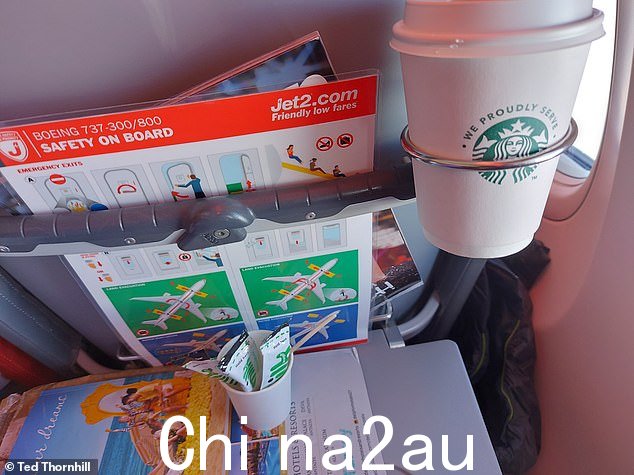 Jet2.com 的座位有一个漂亮的杯架 - 但遗憾的是没有座位口袋