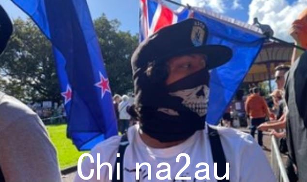 身穿纳粹装备的男子也参加了对跨性别者的抗议,尽管 Keen 女士此前坚称她与该团体没有任何关系