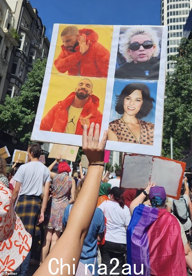 另一个标志将 Posie Parker 与女演员 Parker Posie 相提并论 - 说后者更受欢迎