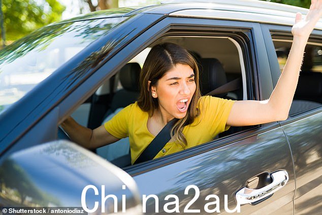 一位英国母亲在透露她正在考虑在学校跑步时阻止停在她驾车旁的汽车后引发了在线辩论(库存图片)