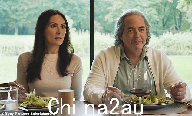实际操作:Laura Benanti 和 Matthew Broderick 扮演十几岁的父母,他们希望以身体和情感成熟的方式教育他们十几岁的儿子