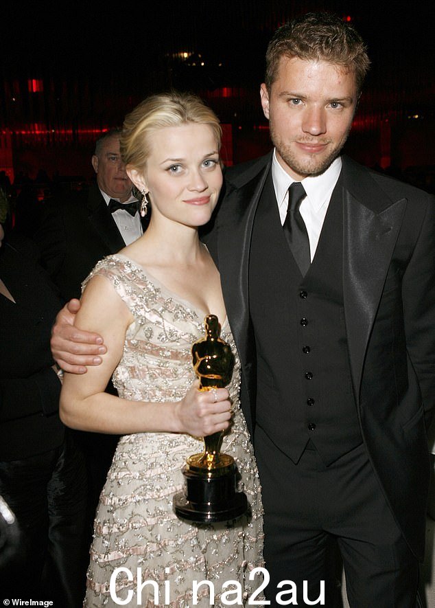 Reese 和 Ryan 在 2006 年获得她的第一个奥斯卡奖后宣布分手。他们在 2008 年完成离婚