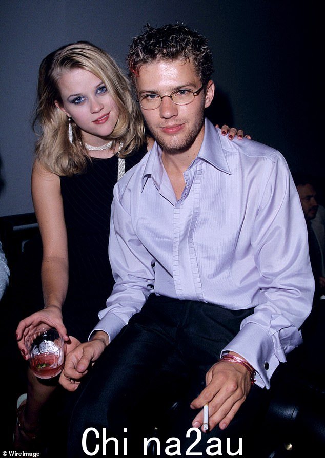 Reese 在 1997 年的 21 岁生日派对上认识了 Ryan,她告诉他,'我认为你是我的生日礼物。'不到一年后他们就订婚了