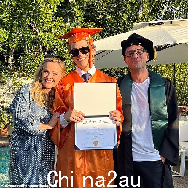 Reese 和 Ryan 在共同抚养孩子时保持友好,他们聚在一起庆祝家庭里程碑,包括 Deacon 去年毕业