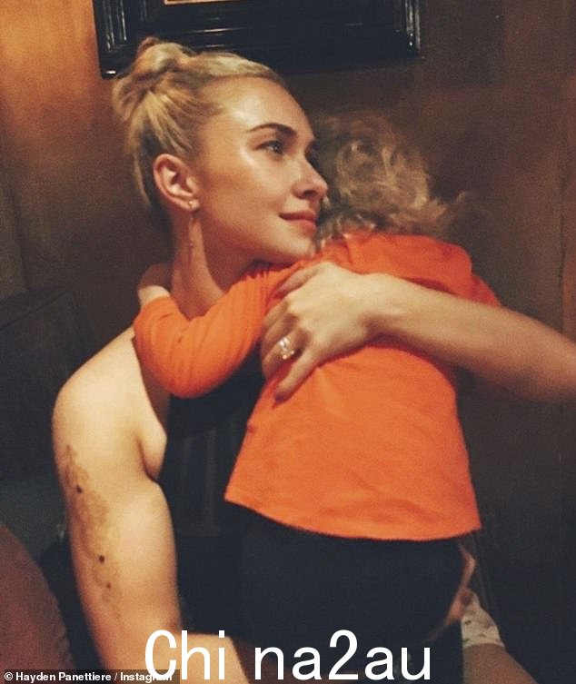 Candid:33 岁的海登·潘妮蒂尔 (Hayden Panettiere) 周五公开了她与产后抑郁症的斗争,她告诉 E!八(Hayden 与 Kaya 在 2020 年合影)