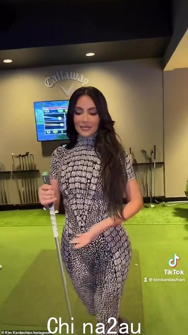 看起来很棒:穿着黑色和灰色高领连衣裤的尤物惊艳了她修身的腰身