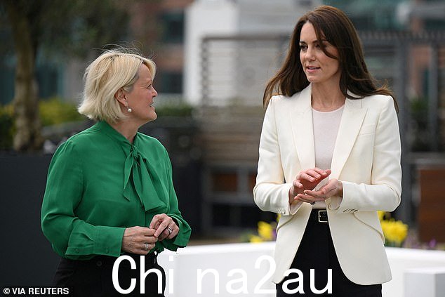 三个孩子的母亲在 NatWest 伦敦金融城总部与 NatWest 首席执行官 Alison Rose 交谈