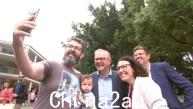 Albanese 先生周六在 Ryde 的自由党选区与选民聊天并与婴儿合影早上。