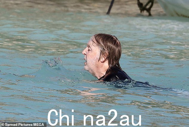风景:保罗在明亮的蓝色大海中看起来很放松