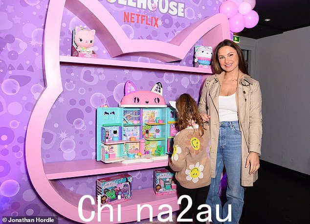 乐趣和游戏:Rosie 喜欢玩活动中提供的娃娃屋