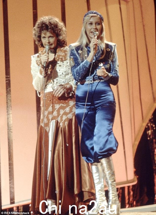 Abba 凭借其亮片、喇叭裤和令人眼花缭乱的厚底靴,成为 70 年代酷派的缩影。但想要感受那个时代精神的粉丝已被禁止佩戴所谓的迪斯科假发,因为他们“文化不敏感” class=