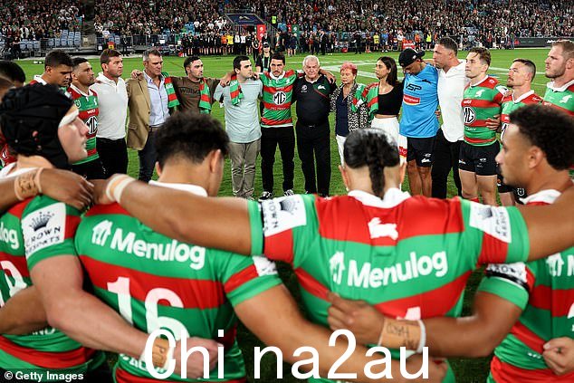 这位 34 岁的球员参加了向已故约翰萨特勒致敬的活动,与 Rabbitohs 主教练杰森德米特里奥和萨特勒家族成员一起组成了仪仗队